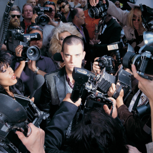 ROBBIE WILLIAMS - Life thru a Lens
